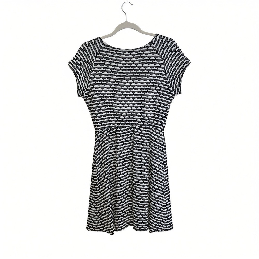 Renee C Dress Black Gray White Quilted Textured Short Sleeve SZ M Stretch Swing - Picture 2 of 6